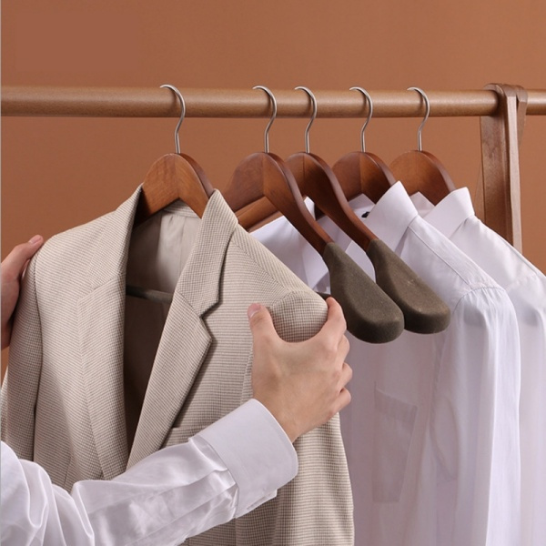 Organisera ditt garderob på stil med sammetklädhängare