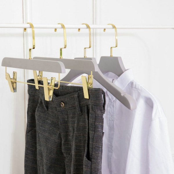 用我们时尚且实用的裙架来改变你的衣橱吧。