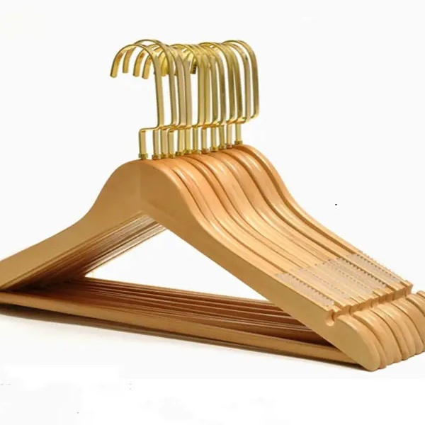 Простете се от разбъркани гардероби с нашия асортимент от вешалки за дрехи за продажба