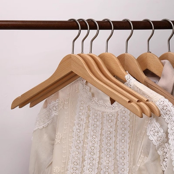 Erreiche ein aufgeräumtes und ordentliches Schrankinnere mit Target Coat Hangers