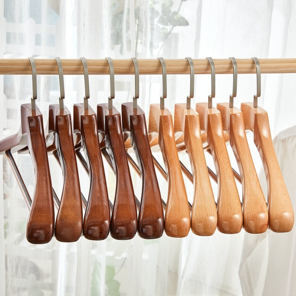 Heben Sie Ihr Fashion-Level – Wählen Sie die richtigen Anzughänger für Ihren Schrank