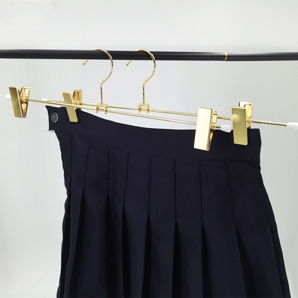 Giữ cho váy của bạn không bị nhăn với móc treo kim loại chắc chắn