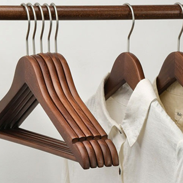 Побољи свој ормара елегантним и модерним вешачима за хаљине