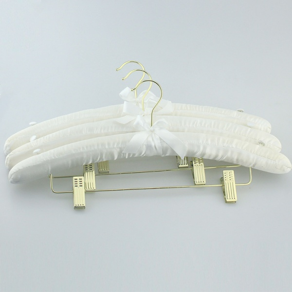 העלימו את הארון שלכם עם תליות שזיף אלגנטיות