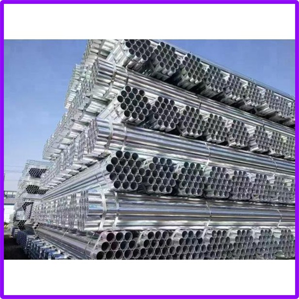 Erfahren Sie, wie die Verzinkung eine Schutzschicht auf dem Stahl bildet und dieses somit ideal für den Außenbereich und Umgebungen mit hoher Feuchtigkeit macht.