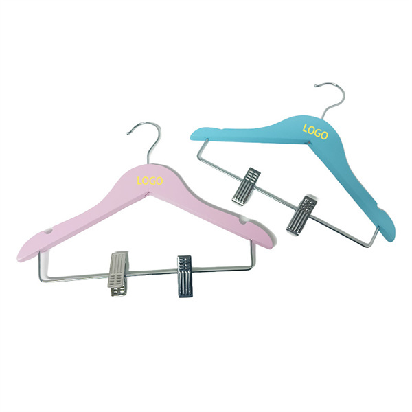 Reka bentuk yang menyeronokkan dan fungsi yang praktikal - penyangkut kanak-kanak untuk setiap keperluan