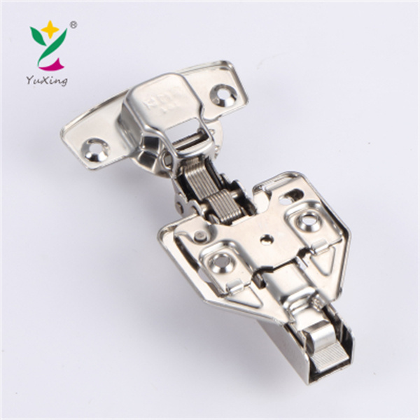 Bukaan dan penutupan halus untuk akses sepatu yang mudah