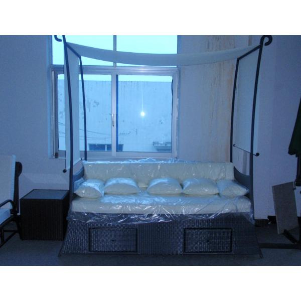 در آرامش بهره‌برداری از طبیعت با یک دوشیزه بیرونی