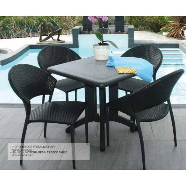 अपने पेटिया या डेक के लिए इdeal गार्डन पैरासोल और स्टैंड खोजें।