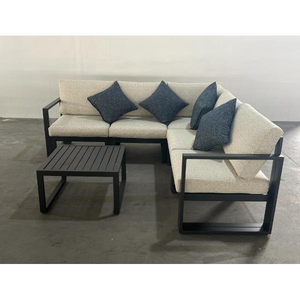 Uživajte u vanjskom druženju uz udobnu kuckastu vrtovnu sofu