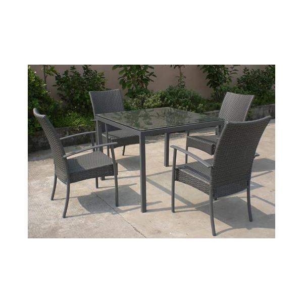 Descontractant en una cadira de vimbret còmoda.