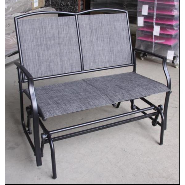 Skep 'n gemaklike buite-terras met 'n swaai patio tafel en stoel rangskikking