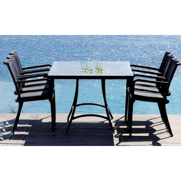 Conviva sub astris in modo eleganti cum tabula convivialis externae pulchrae et durabilis