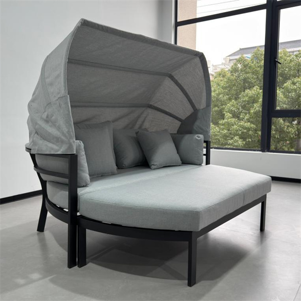 استراحت و رها شدن در دوشیزه بیرونی در باغ خانه خود