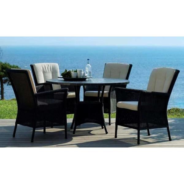 Njut av matning utomhus i bekvämhet med hjälp av en stabil parasoll.