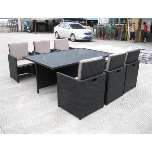 विशाल बाहरी भोजन सेट के साथ यादगार समूहों की मेजबानी करें