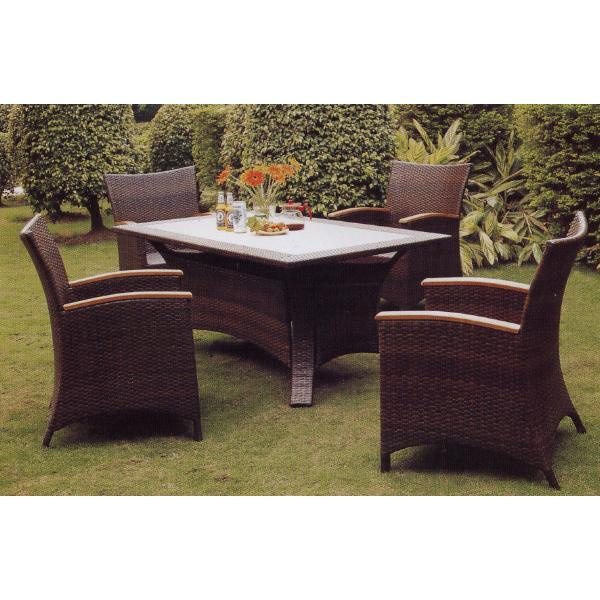 Transforma el teu jardí en un oasi tropical amb una taula i cadenes de ratan.