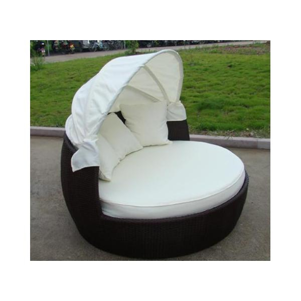 Slappna av i luxury med ett rotangträdgårdsset i din bakgård