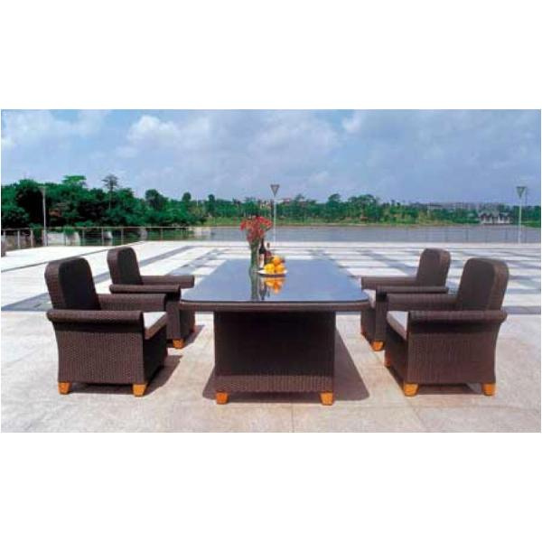 Njut av mat på uteterrassen med ett rotangträdgårdsset