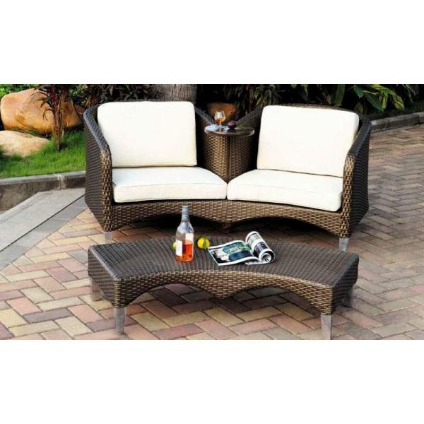 Transforma Tuum Patioc in Coetaneum Refugium cum Scaenis de Canna