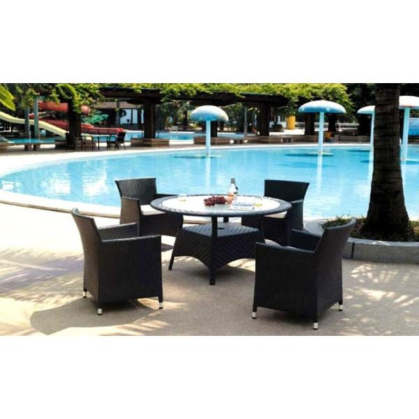 Trvanlivý a počasím odolný trávnikový nábytek na užitie po celý rok