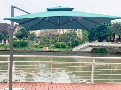 Cantilever vs. Center Pole Umbrellas: Which Offers More Coverage?