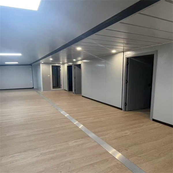 Υιοθετώντας την άνεση ενός προκατασκευασμένου μικρού σπιτιού με 2 υπνοδωμάτια