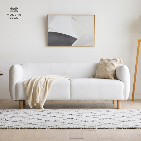 Transformeer jou woonruimte met 'n veelvuldig bruikbare beige driesitter rusbank wat enige binneversier aanvul.