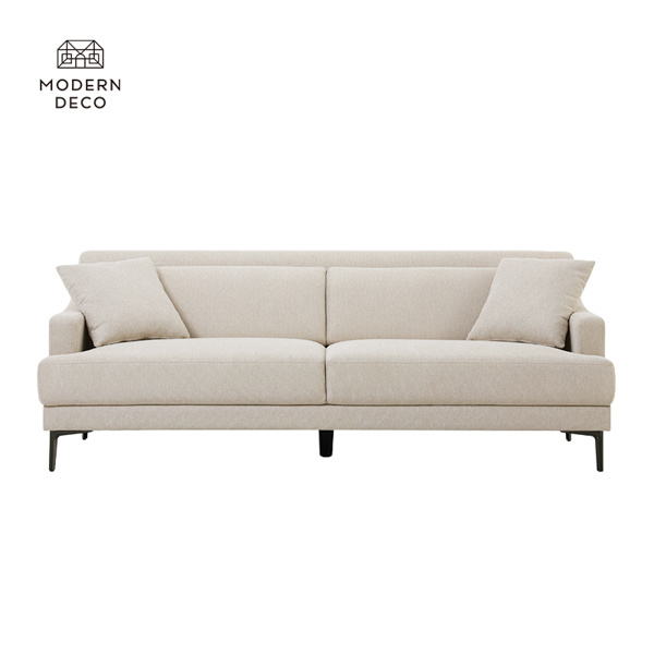 Belê in 'n duursame beige driesitter rusbank wat beide funksioneel en aansprekend is.