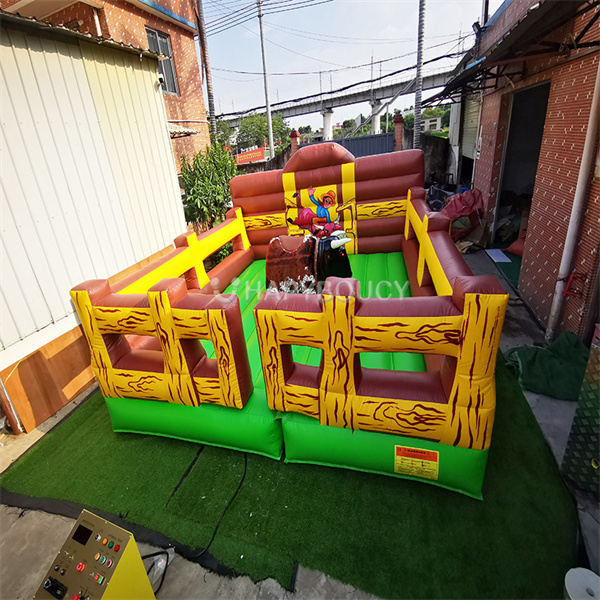 Научете изкуството да се балансира на механически бик за вълнуващо преживяване.