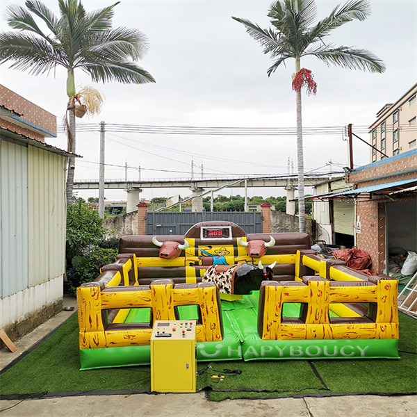 Вижте дали можете да останете на механическия бик за дива приключенска езда.