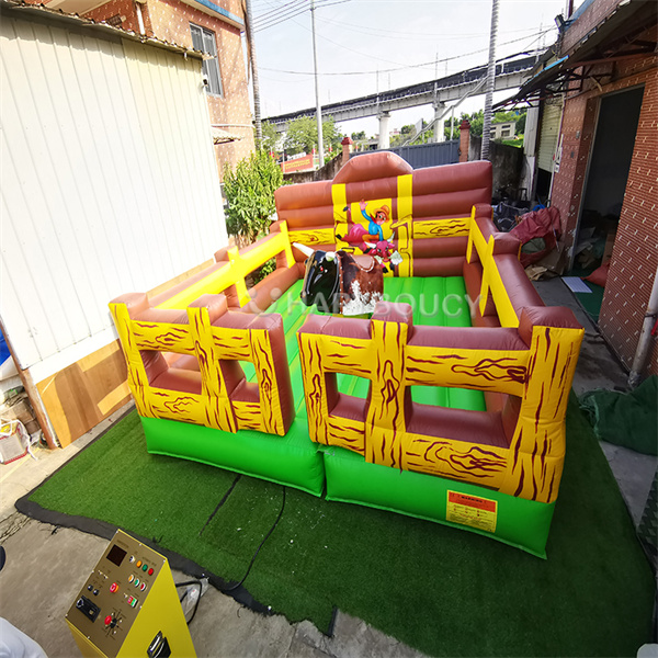 Почувствайте се като истински ковбой, докато яздите механически бик на следващото си събитие.