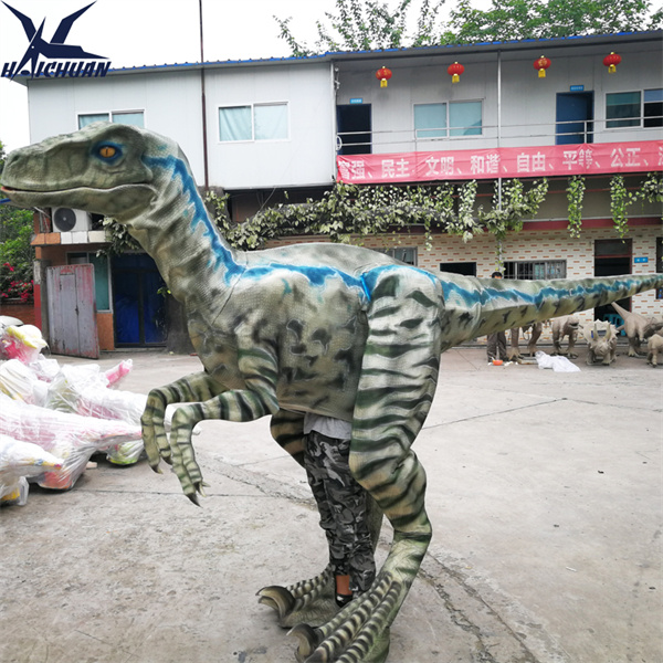 Pansin sa Detalye sa Bawat Costume ng Velociraptor