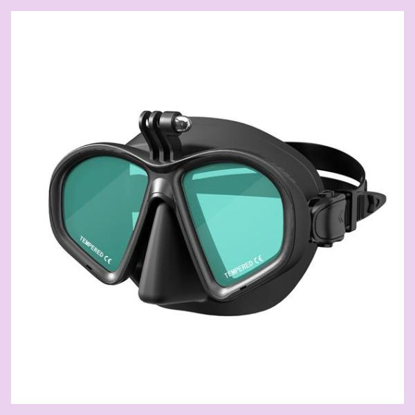 Safe and comfortable underwater with a quality mask