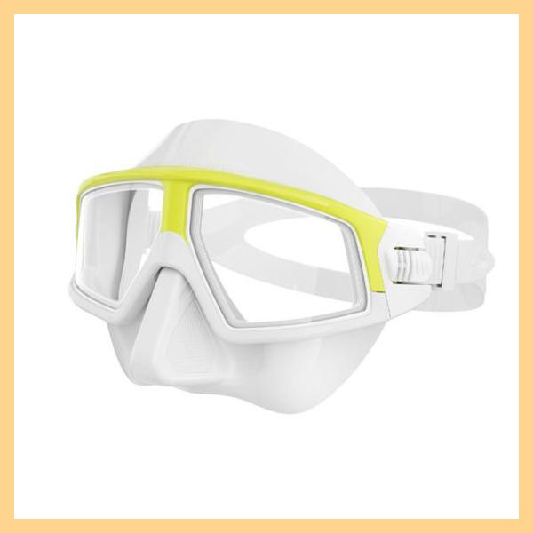 Protect little ones' eyes with UV-resistant kids diving masks.