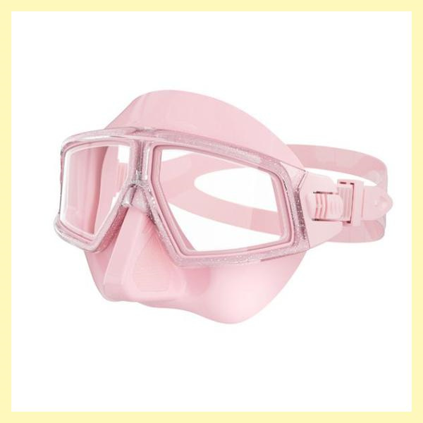 Dive into the deep end with a vibrant and long-lasting kids mask.