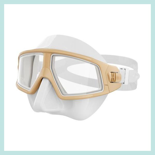 Immerse yourself in nature with a reliable diving snorkel and mask comb