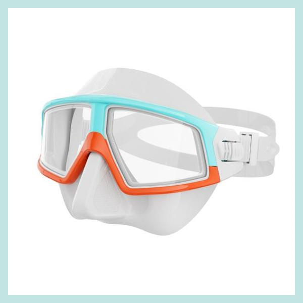 Equip your child with a reliable and easy-to-adjust diving mask for their underwater adventures.