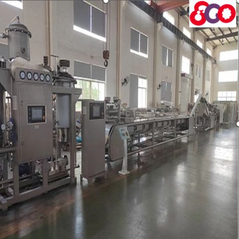 हार्ड क्यान्डी बनाउने मेसिन प्रयोग गर्दै