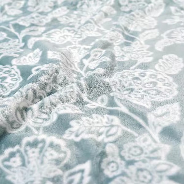 הפכו את חדר השינה שלכם לאיום פרחוני עם מצעי הפלאנל החמימים שלנו.