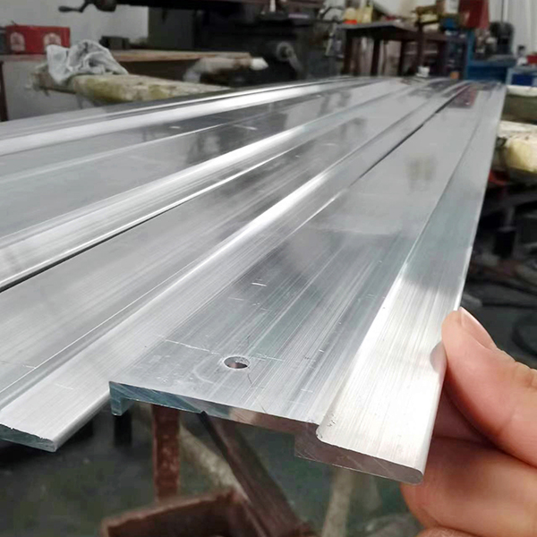 Moiteloze installasie met swaarplig French cleat ophangstelsel