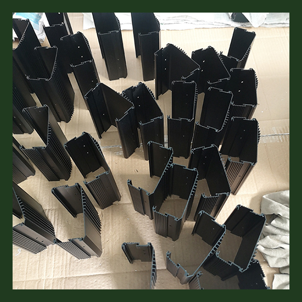 アルミ製ケースで熱放散を最大化