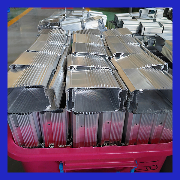 Elektroniklerinizi Bir Çıkmaz Kasa Kutusu İçinde Düzenleyin