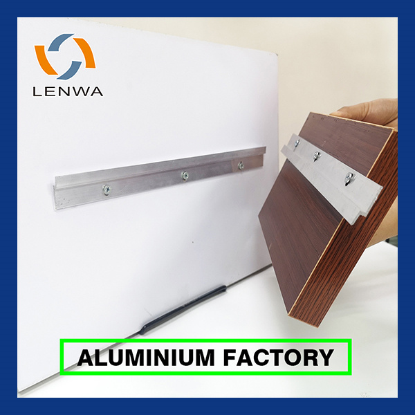 Maak die meeste van jou muurruimte met z-klipe om panele op te hang.