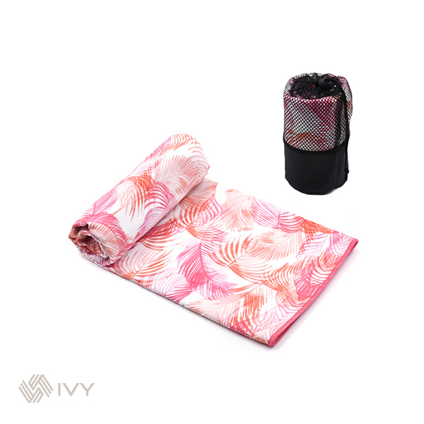 Tynne strandhandklaer for en underliggende dag ved vannet