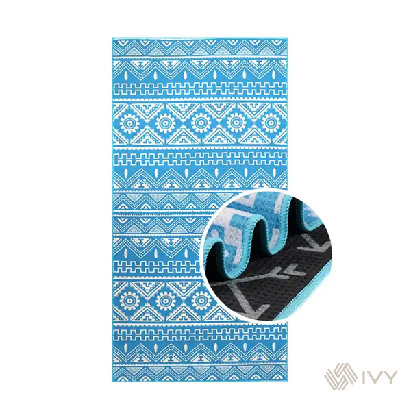 Utilizzo di un asciugamano da spiaggia a quadri