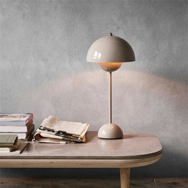 Поздравите се са заплетеним жицама са пуним лампама