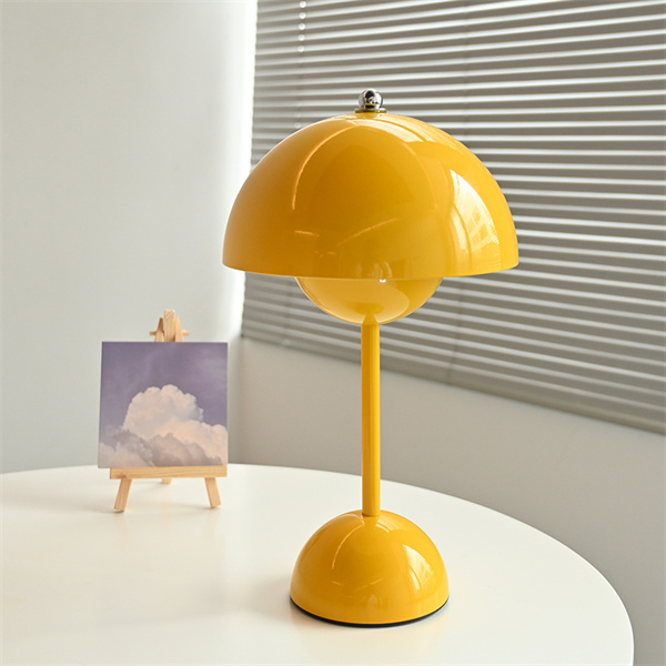 Повикнете ги краите на батериите со поновнување на светилка со LED за маса