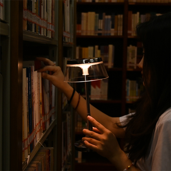 Современа и стилска настольна ламба за секој вид на декорација