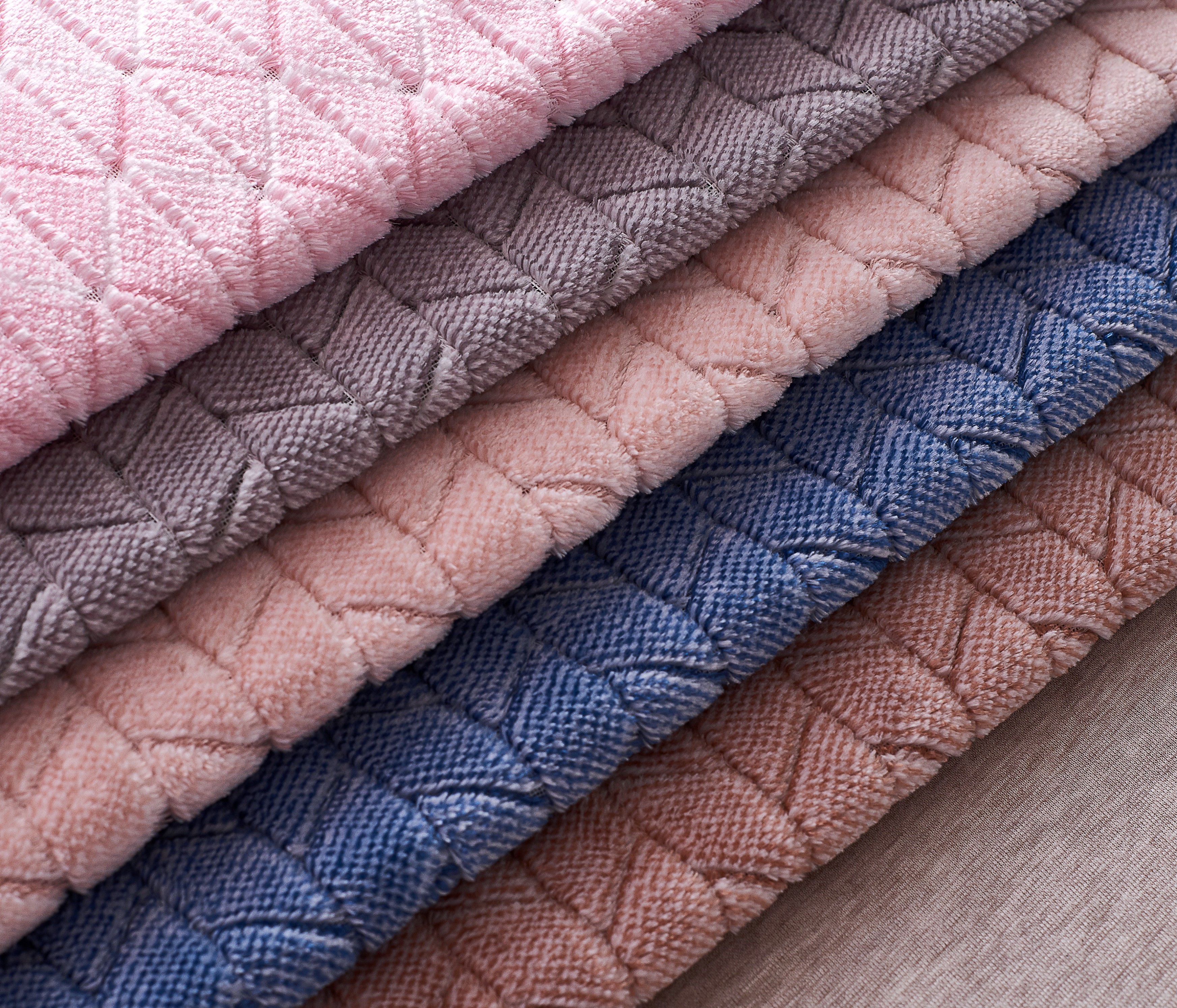 Ikkomfuża gestru bit-tiġiebi b’blanketa tal-sherpa